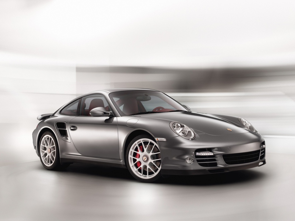 Серый Порше на смазанном фоне