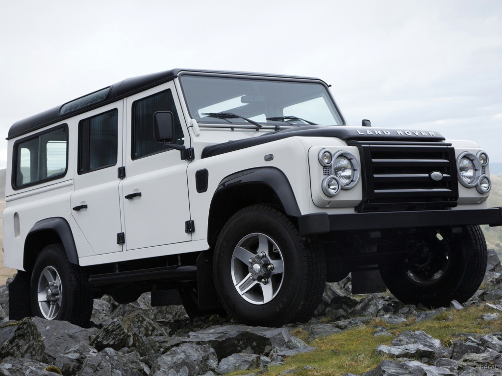 Белый внедорожник Land Rover в горах