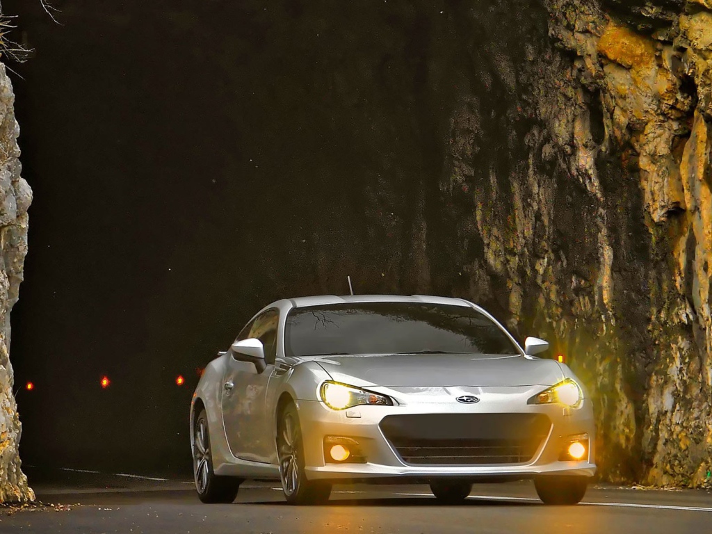 Серебристый Subaru BRZ выезжает из тоннеля