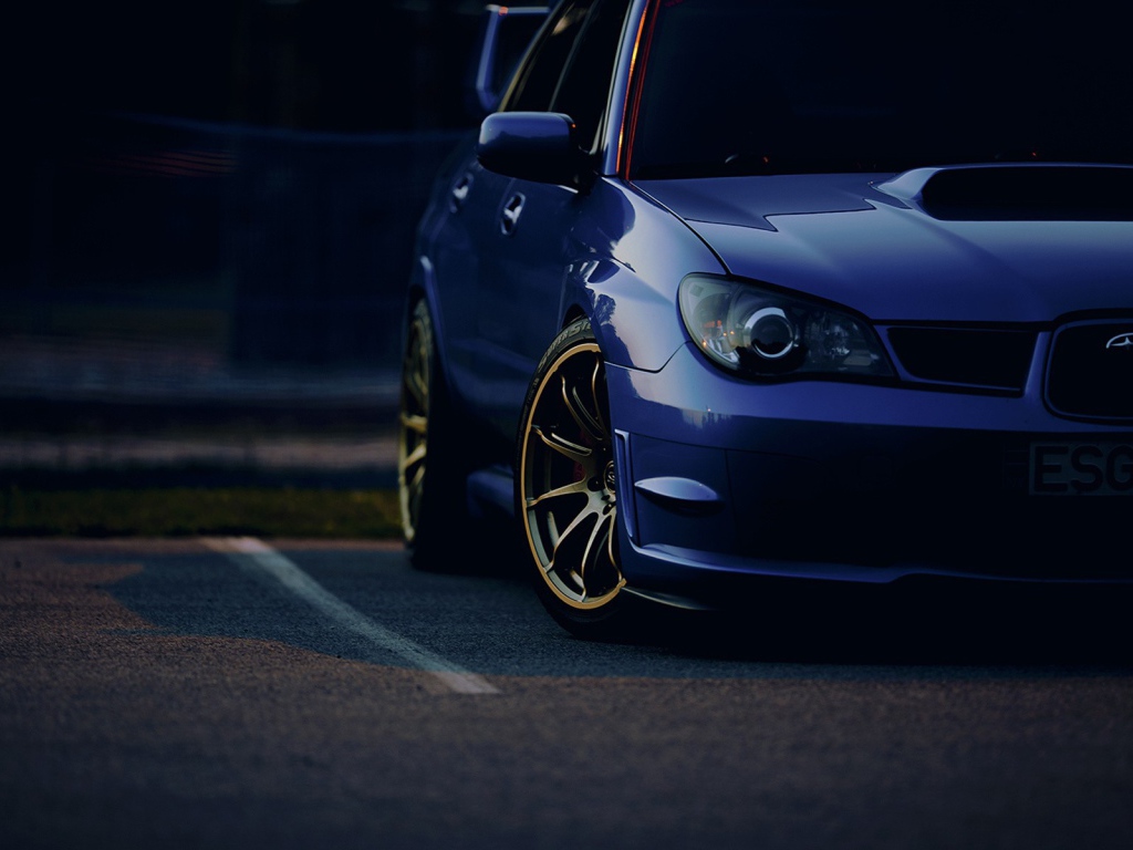 Темно синий автомобиль Subaru Impreza WRX STi