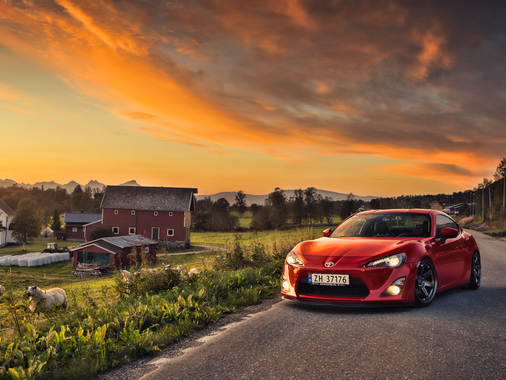 Красная Toyota GT86 на сельском шоссе