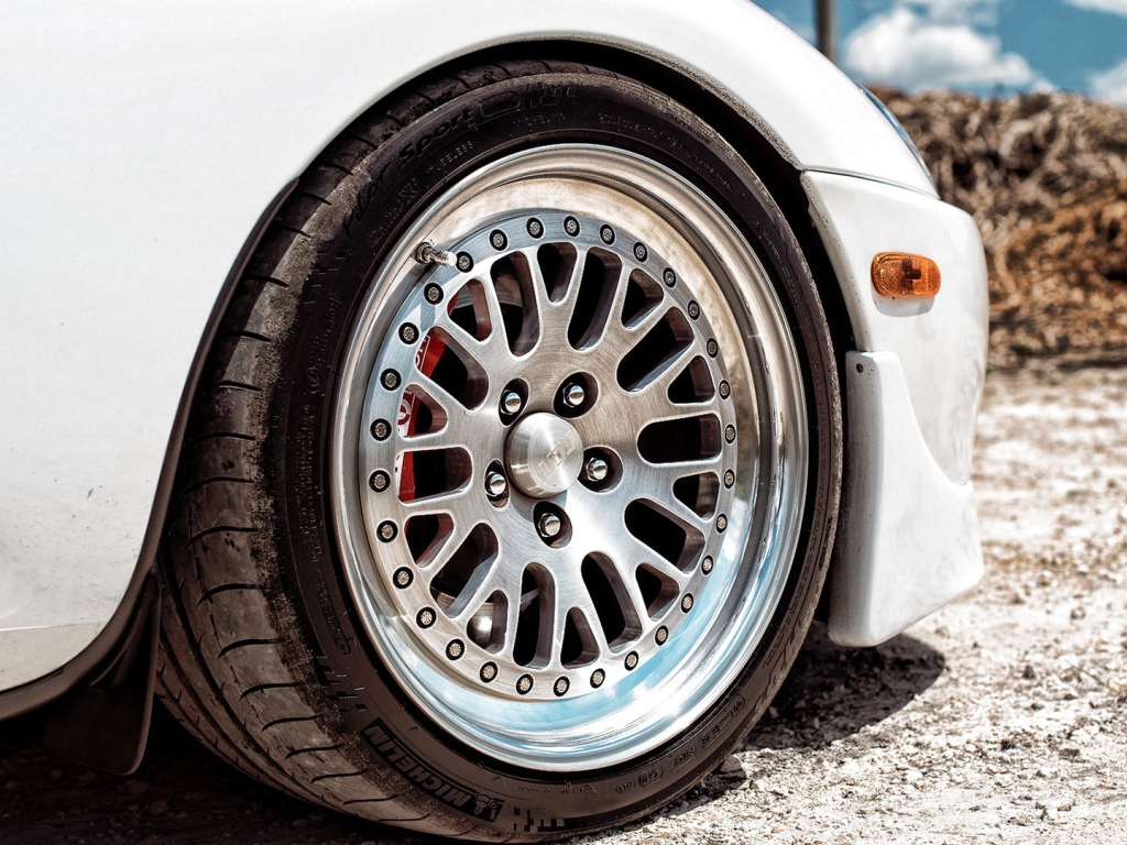 Колесо белой Toyota Supra