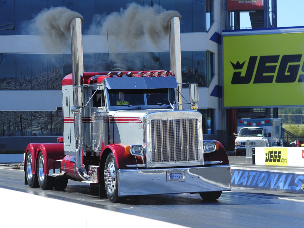 Дым из труб тягача