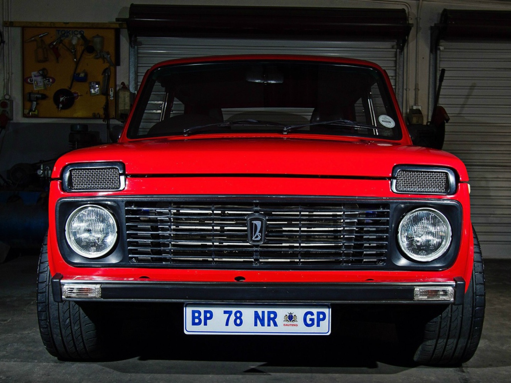 Красная Lada Niva