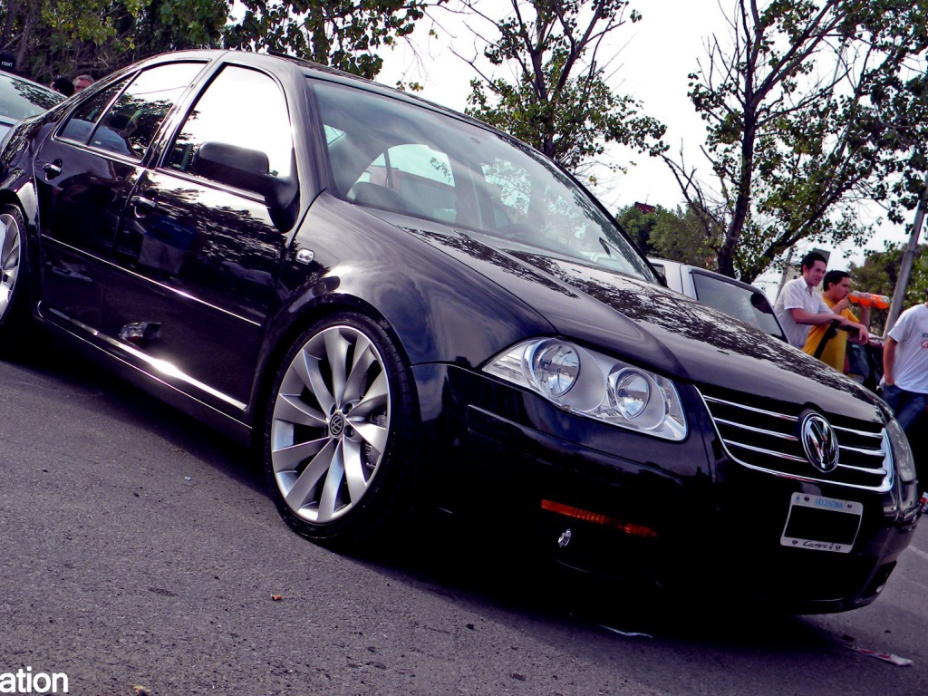 Черный автомобиль Volkswagen Bora