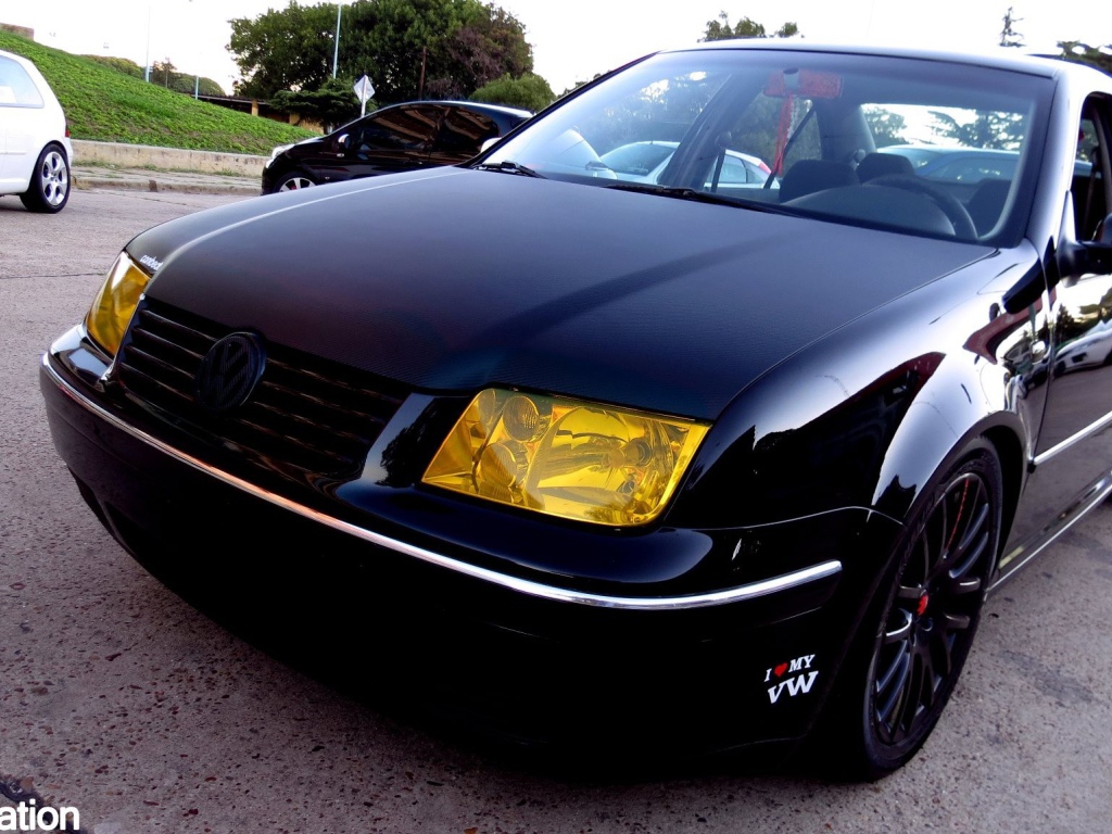 Желтые фары нового Volkswagen Bora