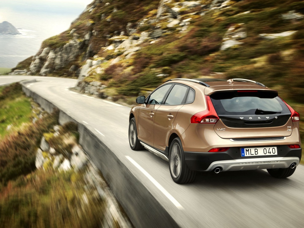 Быстрый Volvo на серпантине