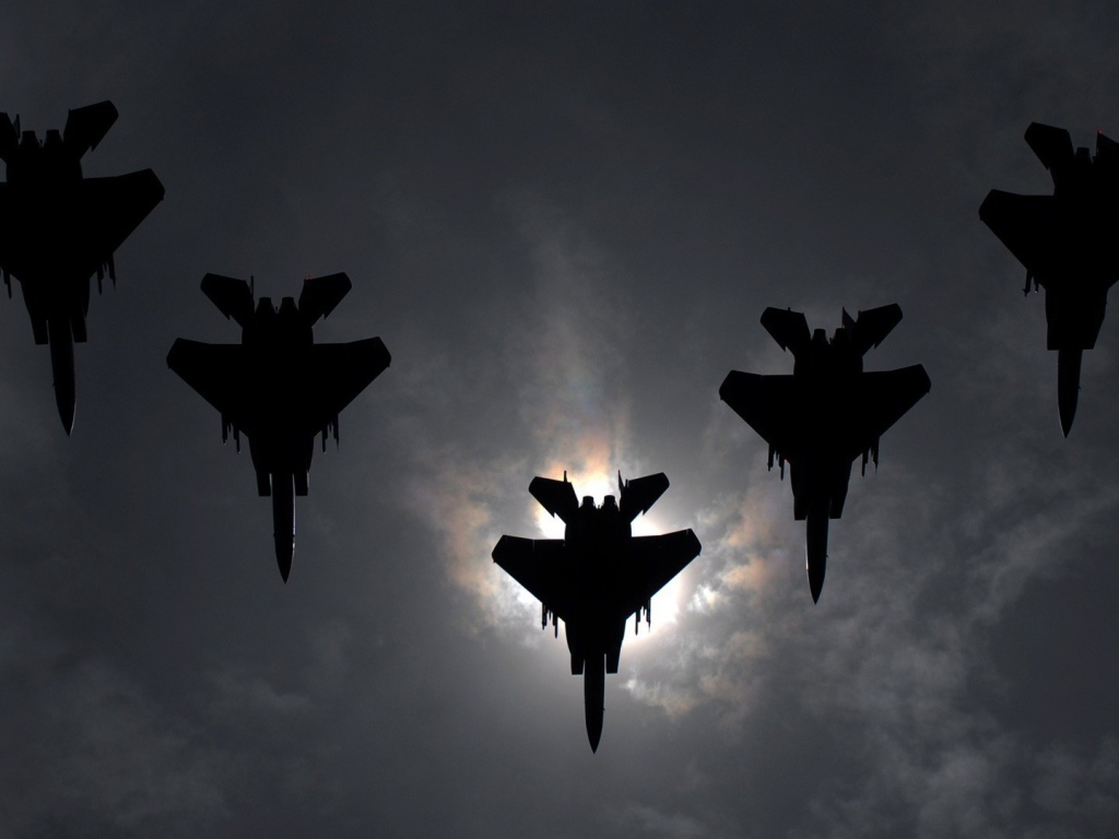 Отряд из пяти истребителей Ф-15