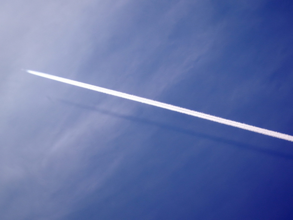 Белый след самолета