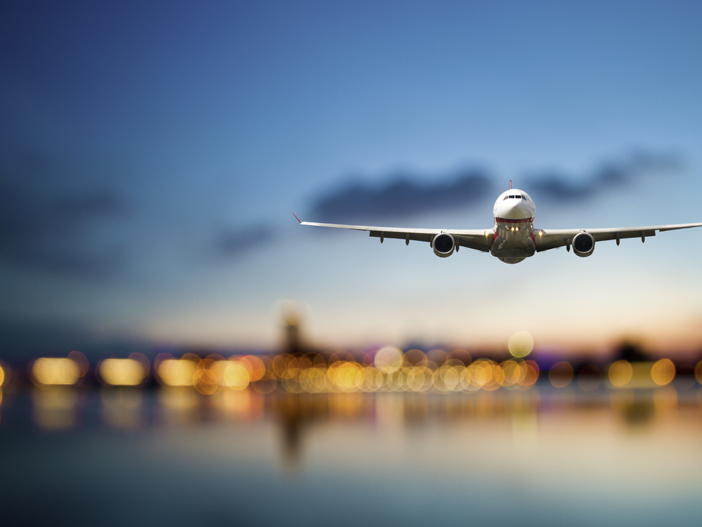 Боинг садится в аэропорту в Японии