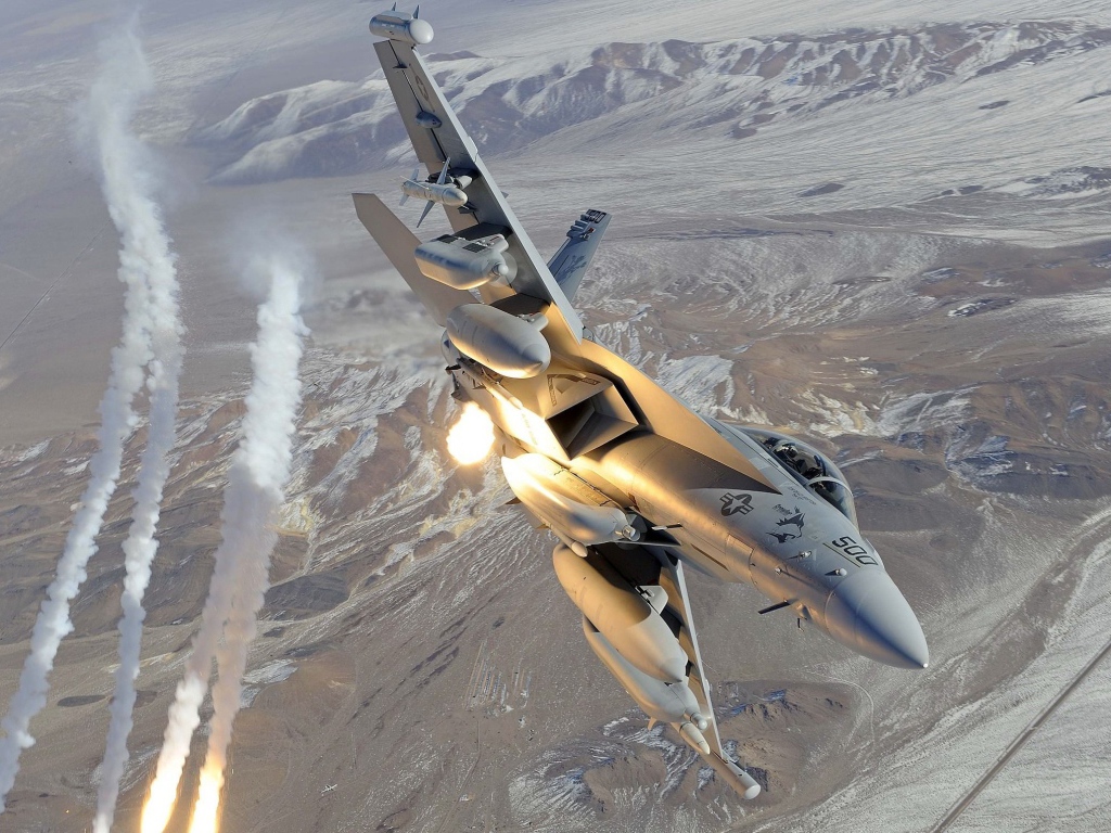 Боевой самолет в небе