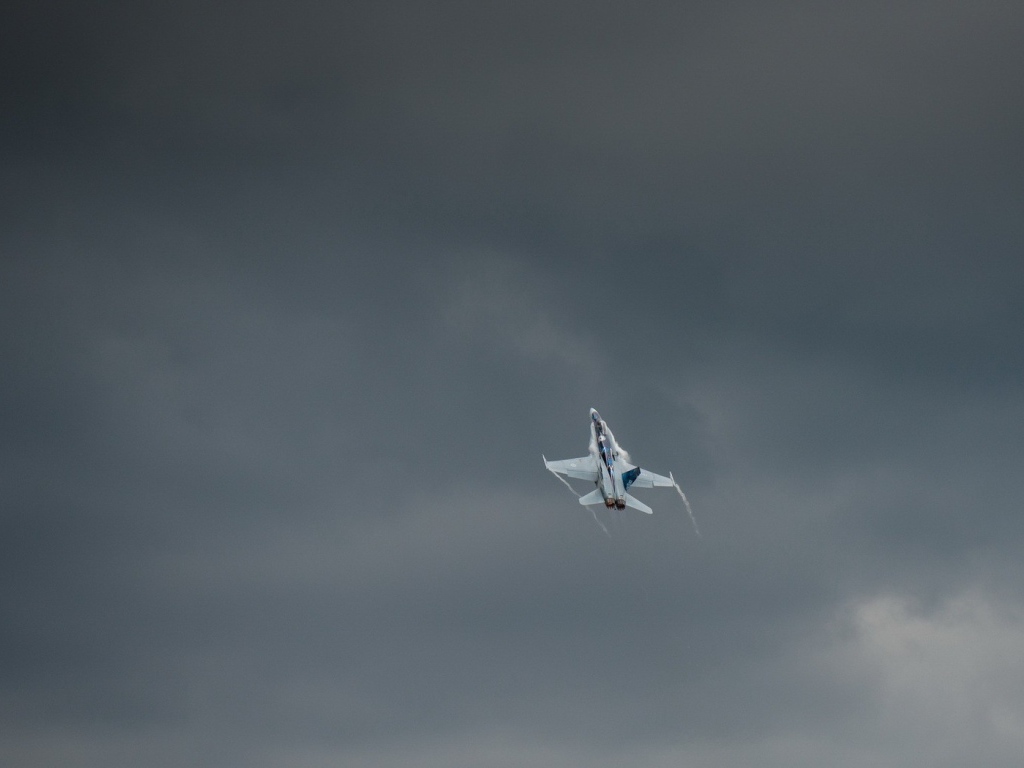 Истребитель летит в небе