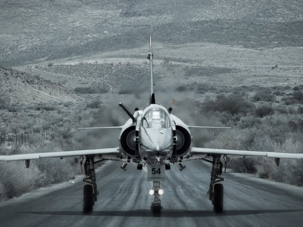 Истребитель на взлетно-посадочной полосе