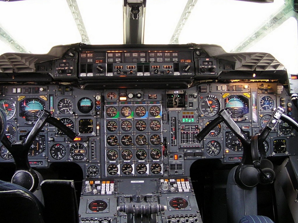 Приборы в кабине современного самолета