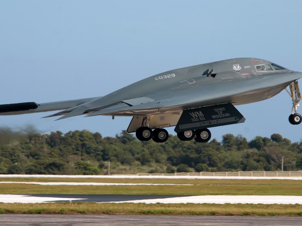 Самолет невидимка B-2 Spirit на взлете