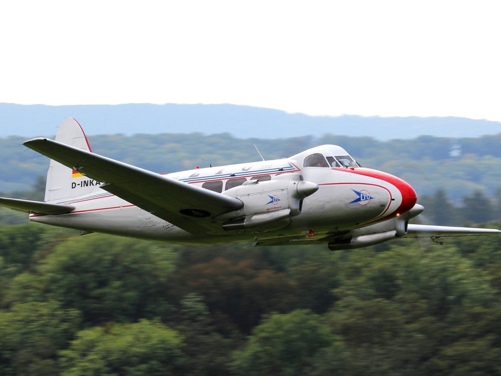 Легкий самолет над джунглями