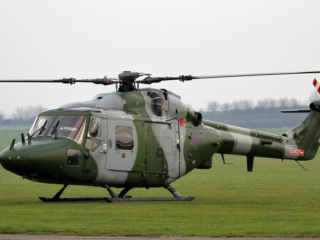 Медицинский вертолет в камуфляжной раскраске
