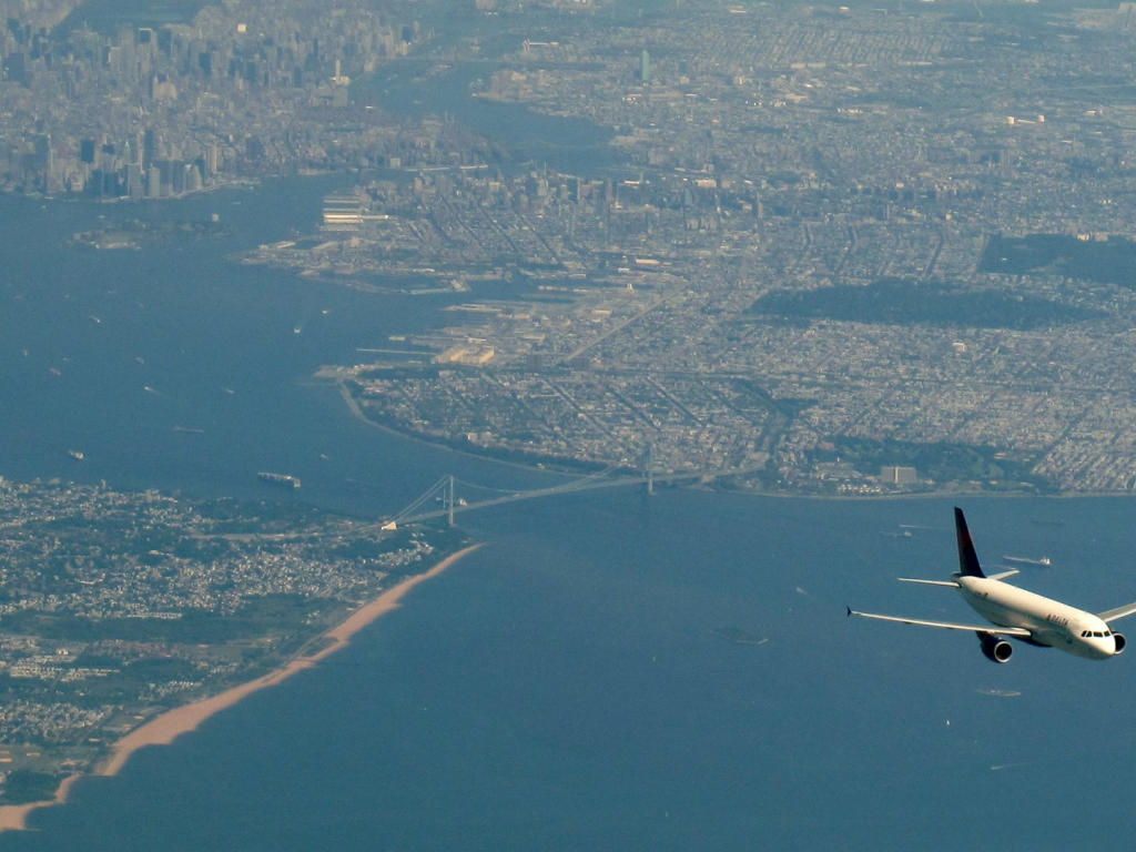 Мегаполис под крыльями пассажирского самолета