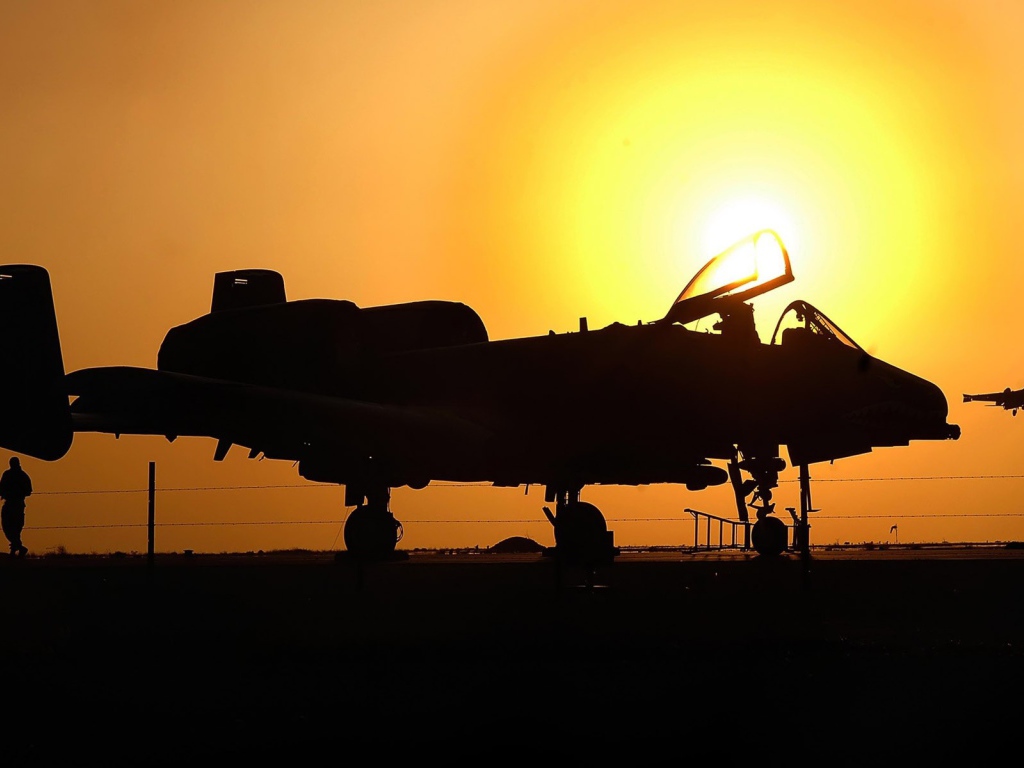 Военный самолет A-10 Thunderbolt II на фоне заката