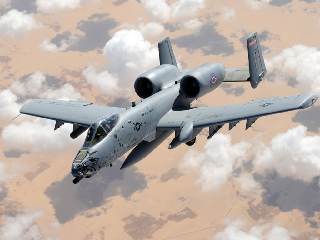 Военный самолет А-10 в небе