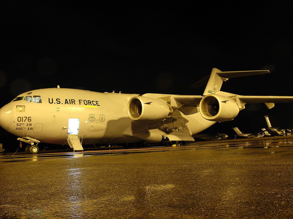Ночное фото транспортного самолета C-17 Globmaster
