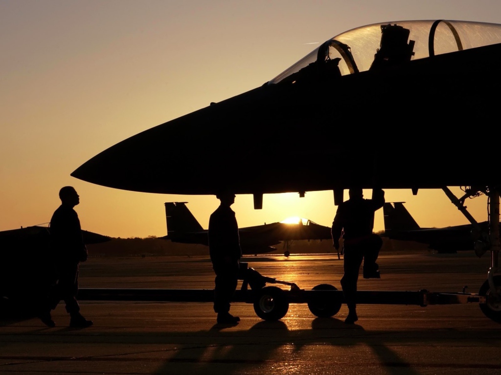 Обслуга самолета F-15 Eagle на базе