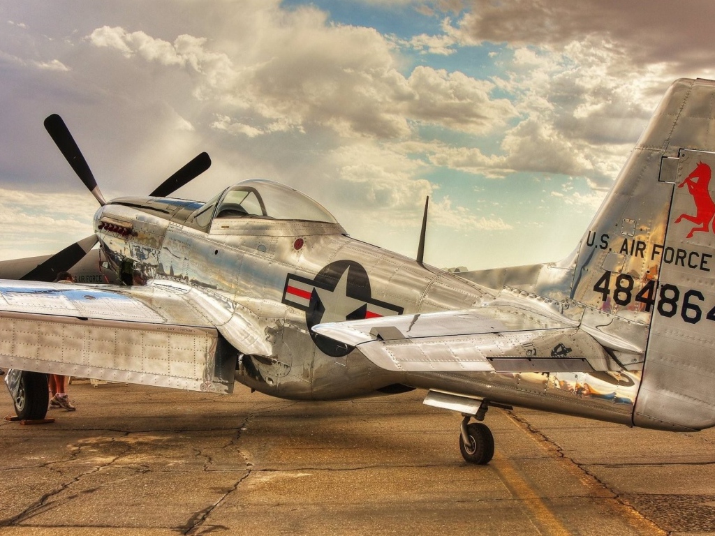 Старый самолет P-51 Mustang американских ВВС