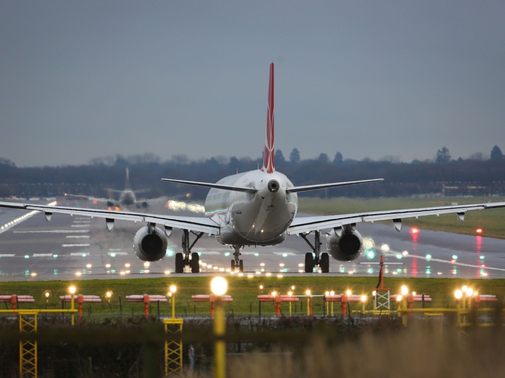 Пассажирский самолет сел в аэропорту