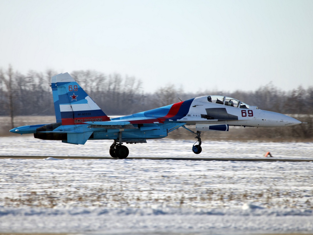 Российский самолет СУ-27 на зимнем аэродроме