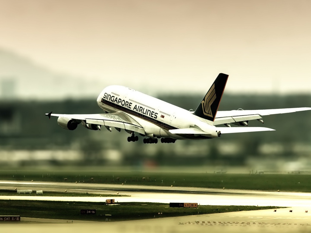 Самолет Сингапурских авиалиний отправляется в рейс