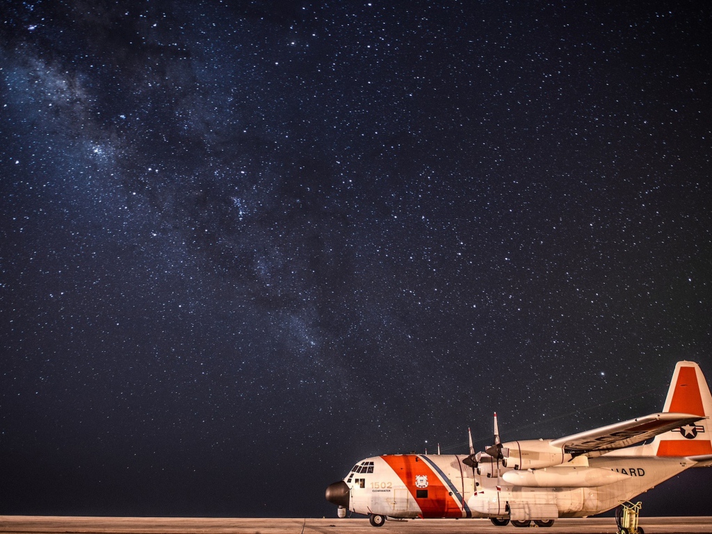 Небольшой самолет на фоне Млечного пути