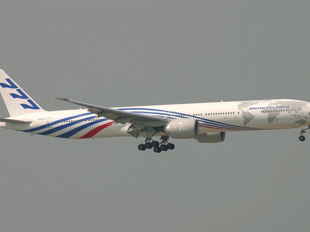 Самолет с номером 777