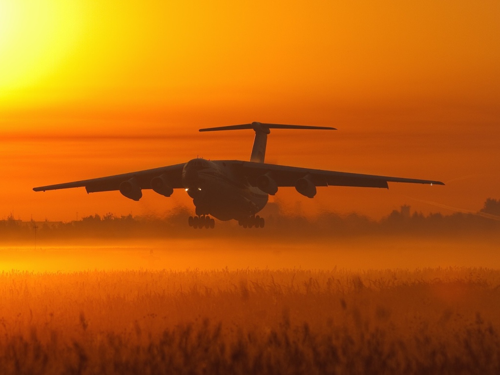 Самолет в оранжевой дымке
