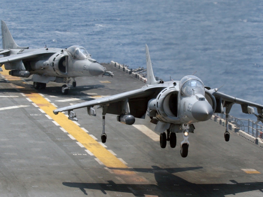 Два истребителя готовятся к старту с авианосца