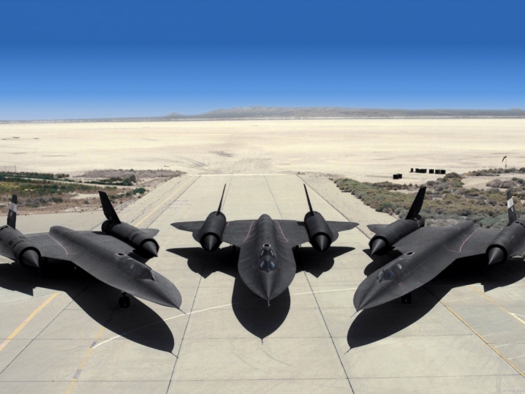 Три военных самолета Lockheed SR-71 Blackbird