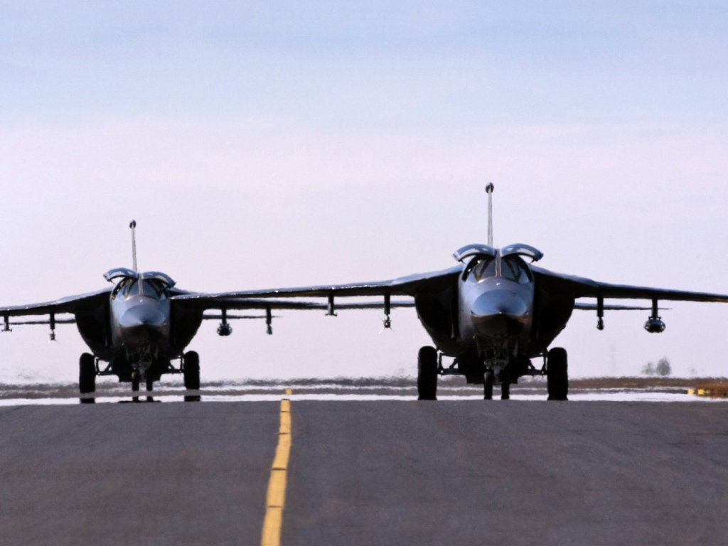 Два военных самолета готовятся к взлету