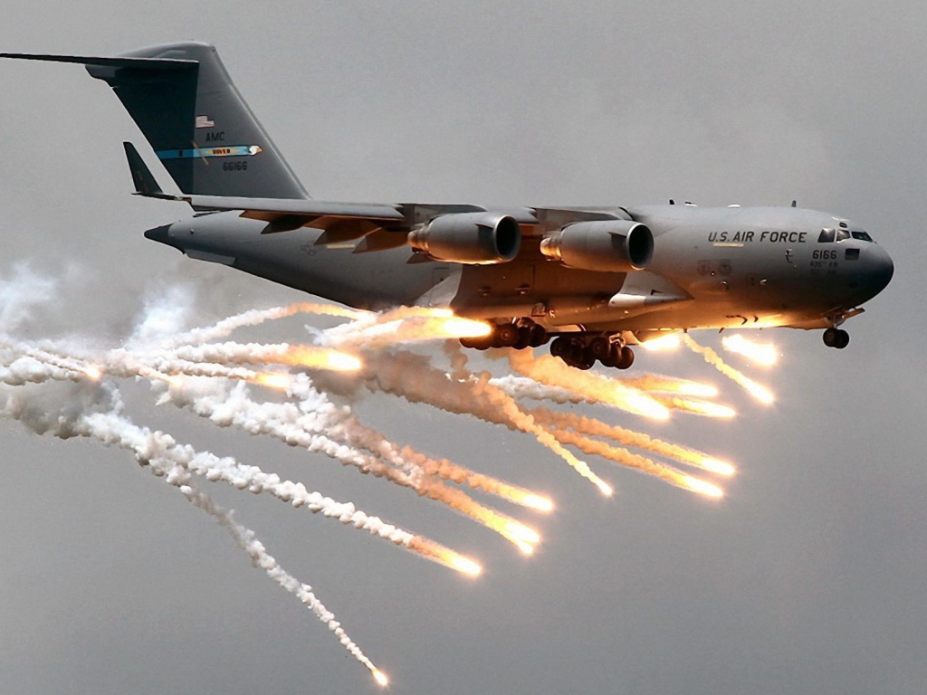 Американский военный самолет произвел бомбометание