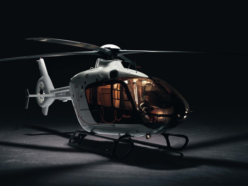 Белый частный вертолет