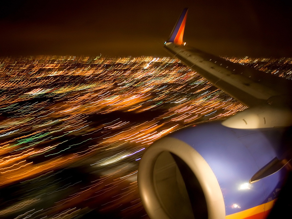 Мотор и крыло самолета