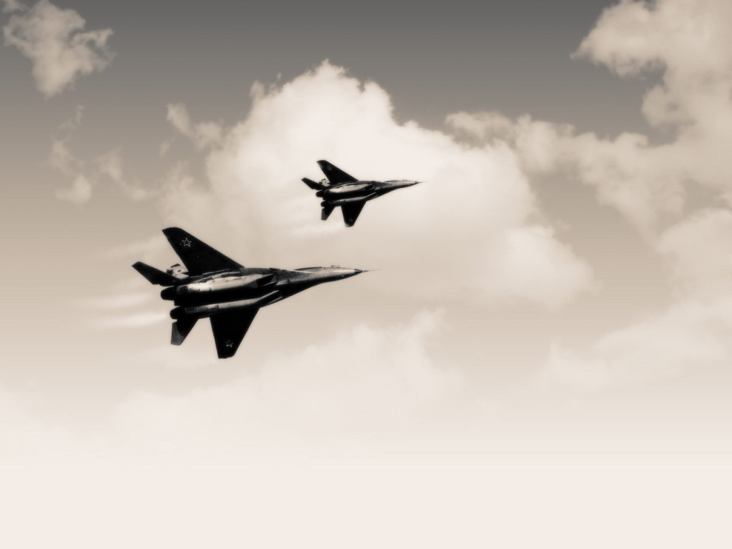 Два самолета в облаках