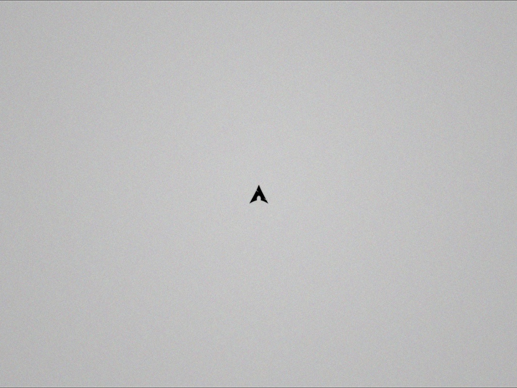 Маленький черный треугольник на сером фоне