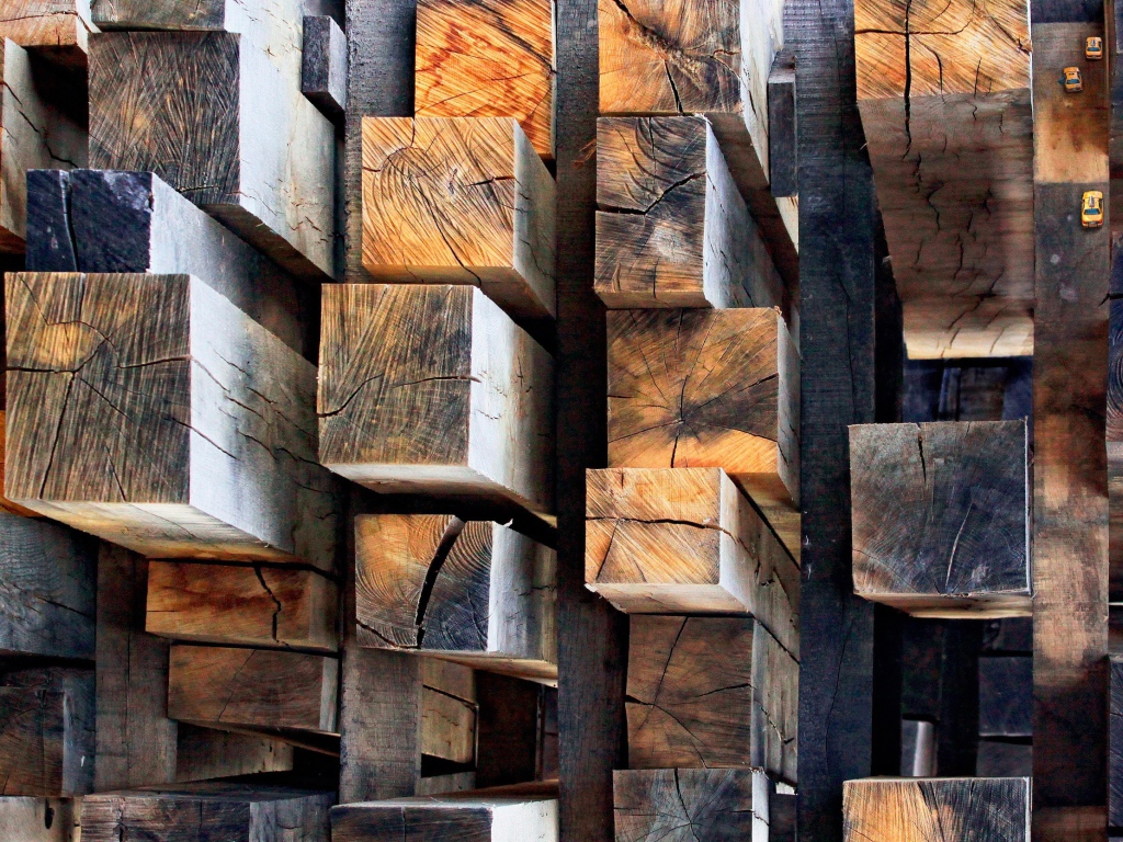 Аккуратная кладка деревянных брусков