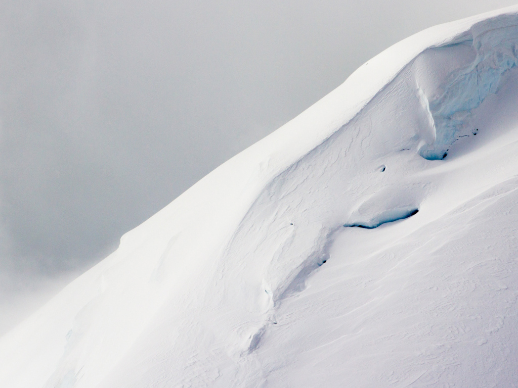Холодная снежная гора