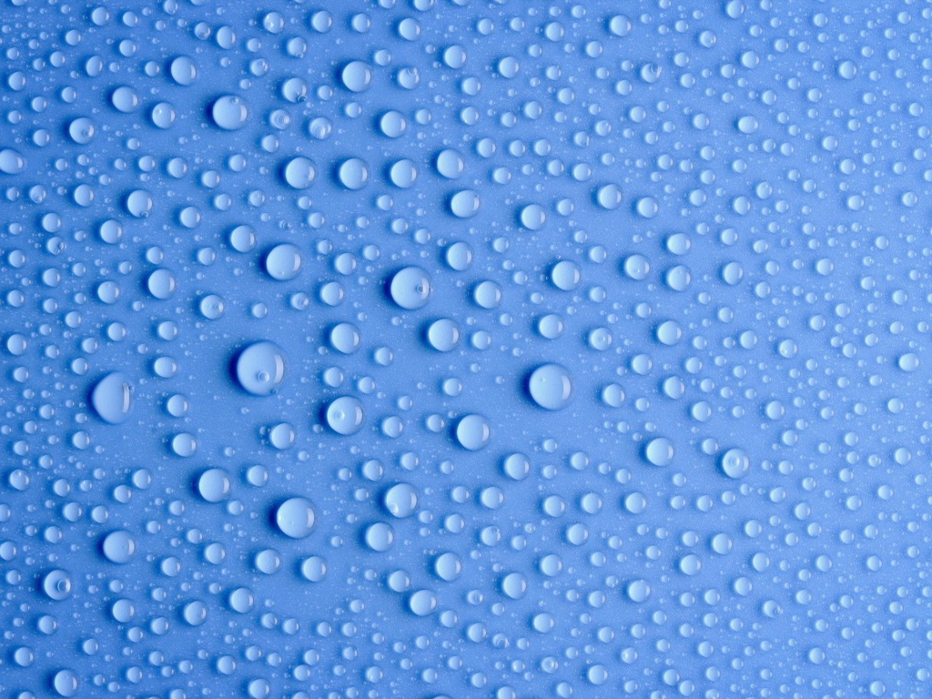 Конденсат на голубом фоне