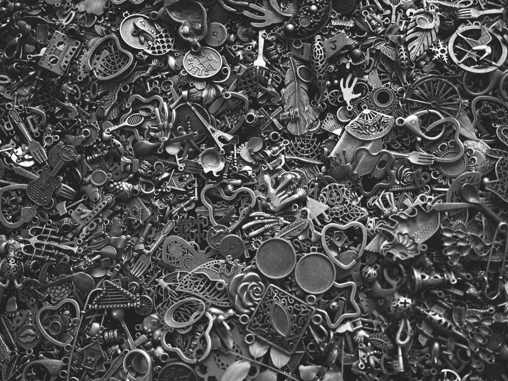 Детали из железа, серый фон