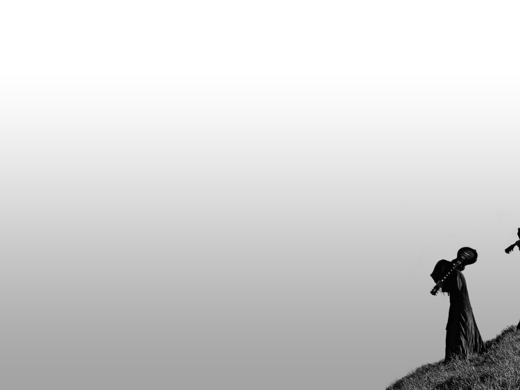 Люди в балахонах с гитарами, серый фон