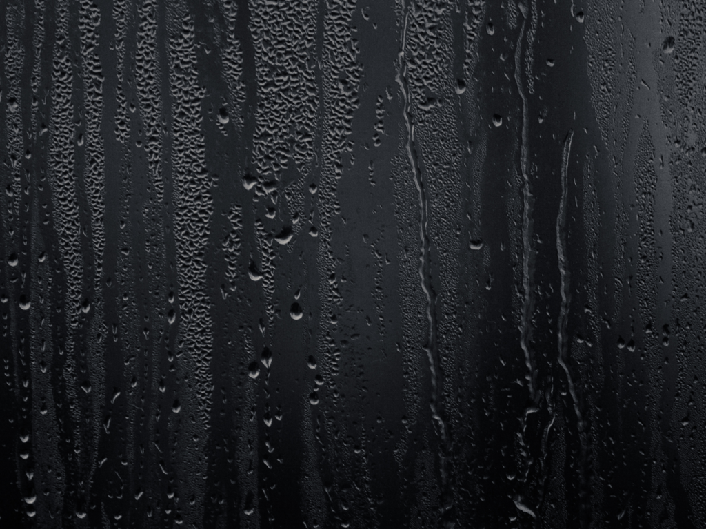 Влага на черном стекле
