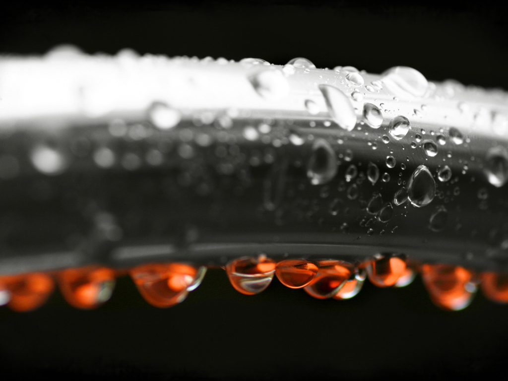 Красные капли на черном фоне