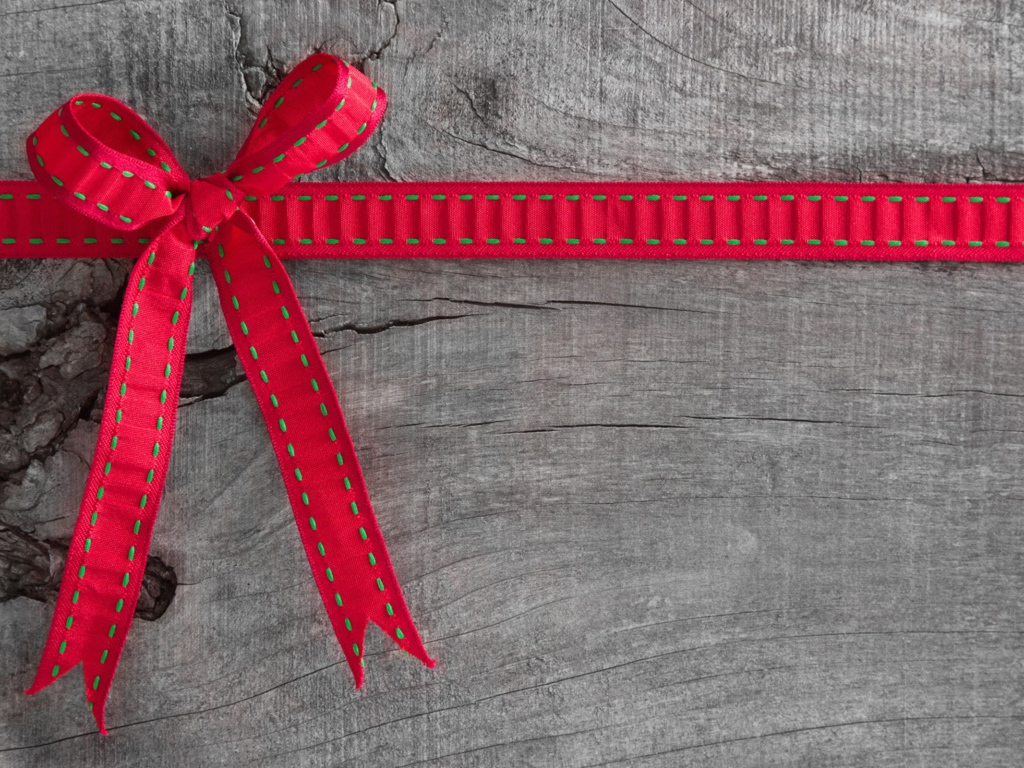 Красный бант не серой доске