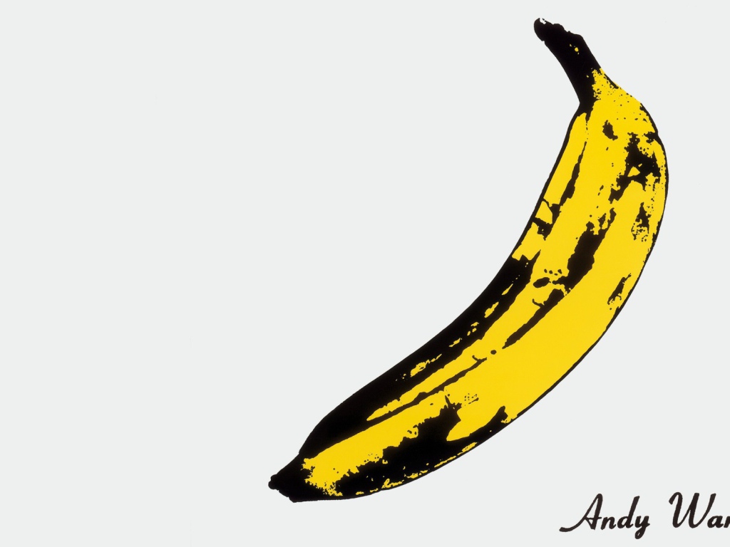 Спелый банан на белом фоне